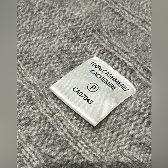 100% Cashmere Gray Cardigan, Size Medium - Picture 6 of 7